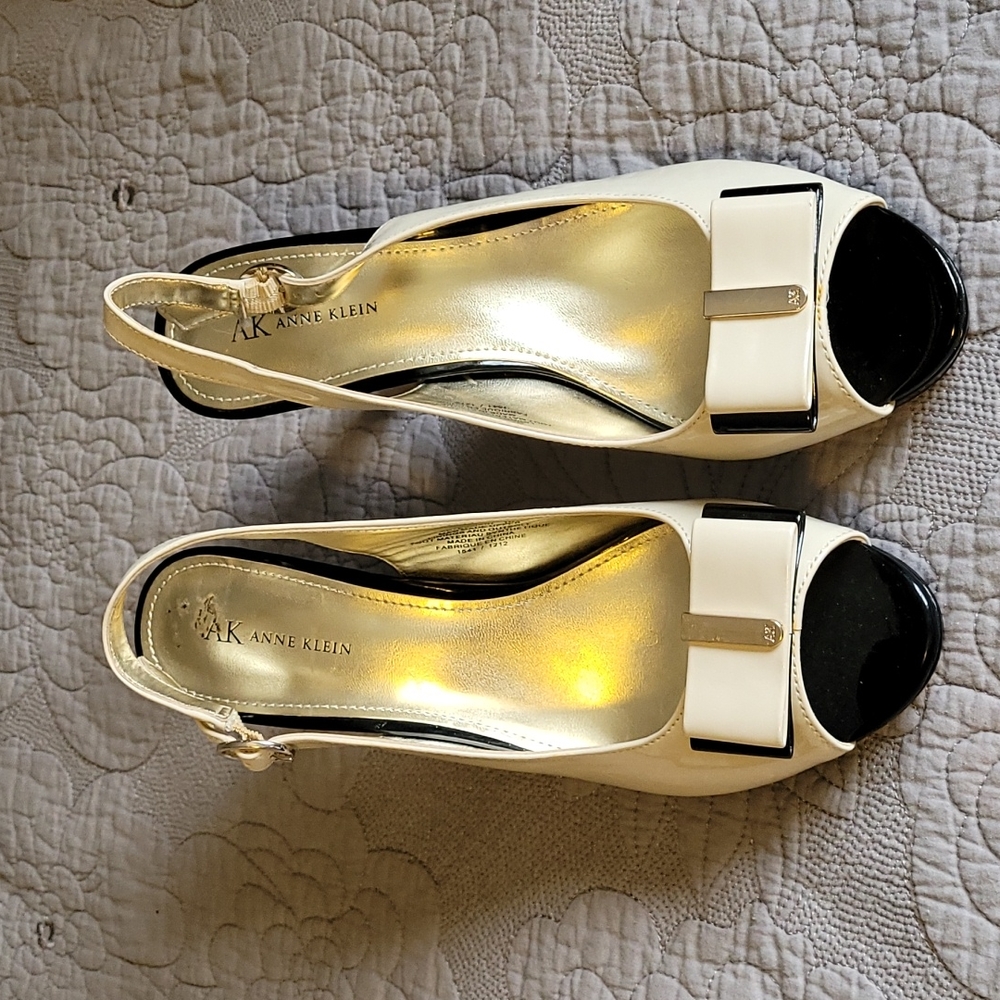Anne Klein size 10 1/2 beige and black open toe slingback heels